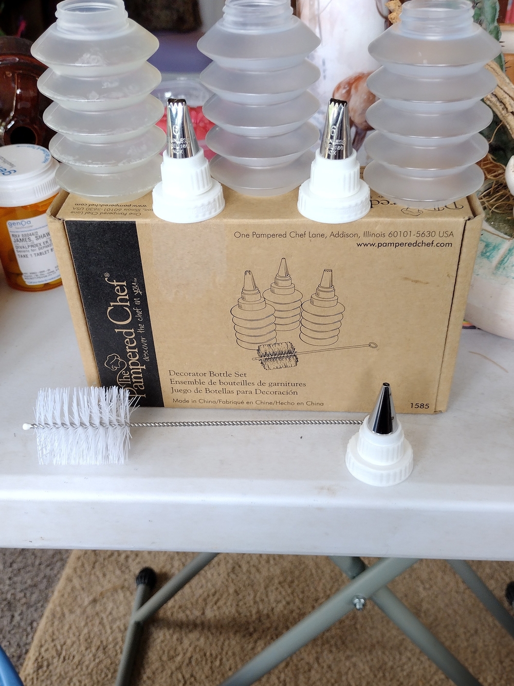 Pampered Chef Frosted White Squeeze Decorator Bottle Set with Tips